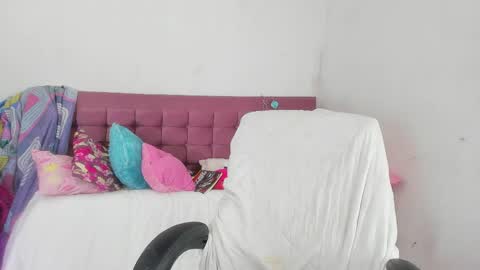 paulinaqueenss online show from April 17, 5:09 am