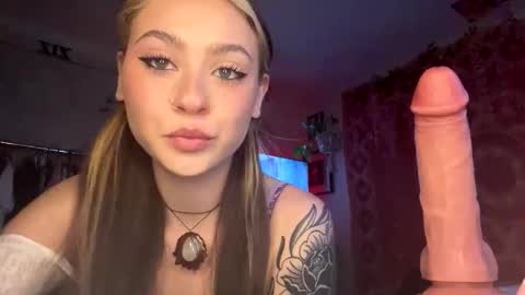 peachesncreampiezz online show from April 14, 3:06 am