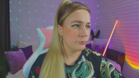 Dia  online show from February 3, 10:54 pm