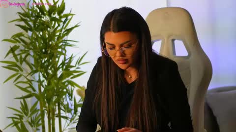 Dee online show from February 13, 9:09 am