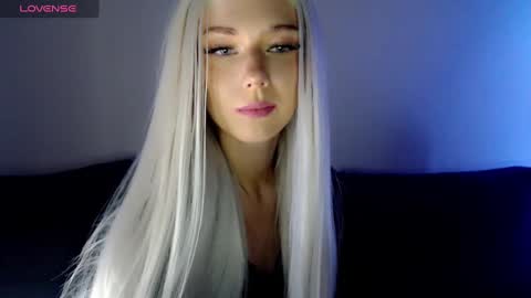 Snapshot of pervyblonde chatting on December 4, 12:14 pm Isabella online show from December 4, 12:14 pm