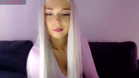 Snapshot of pervyblonde chatting on December 17, 11:28 am Isabella online show from December 17, 11:28 am