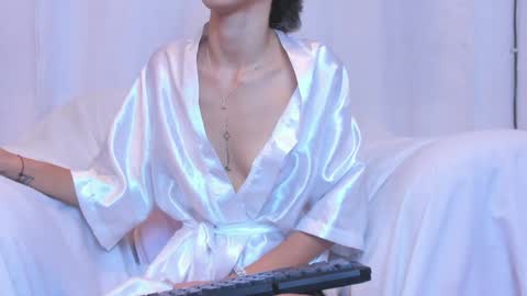 Snapshot of petite_amor chatting on January 15, 4:04 am petite_amor online show from January 15, 4:04 am