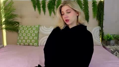 Snapshot of pinkadele chatting on October 9, 9:35 am Adele online show from October 9, 9:35 am