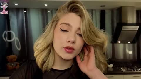 Snapshot of pinkadele chatting on February 19, 10:23 am Adele online show from February 19, 10:23 am