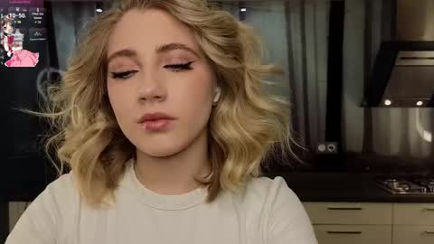 Snapshot of pinkadele chatting on February 18, 12:06 pm Adele online show from February 18, 12:06 pm