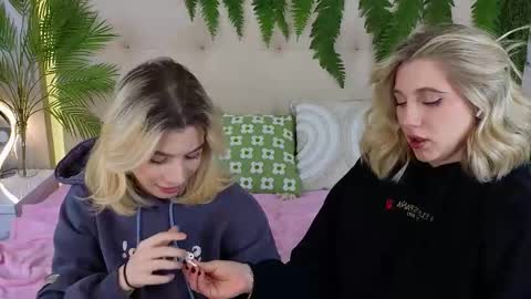 Snapshot of pinkadele chatting on October 13, 9:23 am Adele online show from October 13, 9:23 am