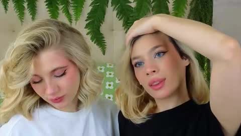 Snapshot of pinkadele chatting on October 3, 9:36 am Adele online show from October 3, 9:36 am