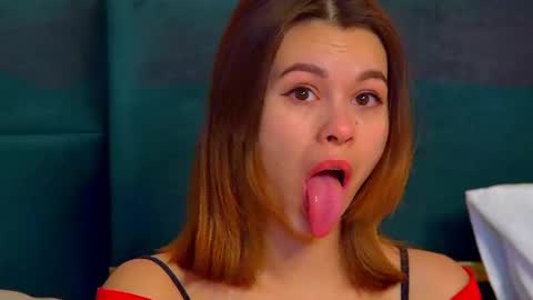 Snapshot of pollylanders chatting on February 9, 4:46 am Polly online show from February 9, 4:46 am