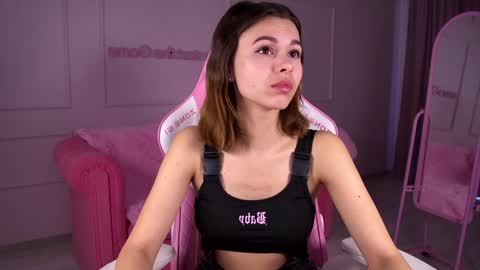 Snapshot of pollylanders chatting on February 7, 7:18 am Polly online show from February 7, 7:18 am