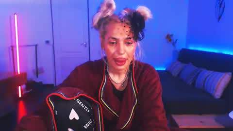 Victoria online show from December 25, 9:00 pm