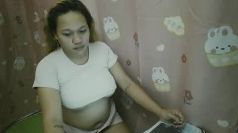 pretty_lyn08 online show from April 24, 11:07 pm