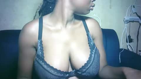 pretty_milan online show from December 22, 12:30 pm