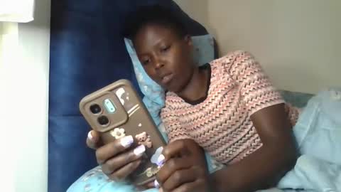 pretty_petite_ebony online show from December 5, 9:21 am