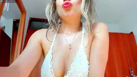 princessmariana25 online show from March 25, 9:06 pm