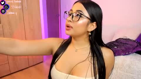 Snapshot of queen_liana chatting on December 18, 5:59 am Liana online show from December 18, 5:59 am