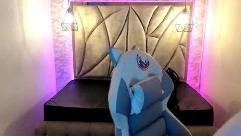   online show from February 25, 12:05 pm