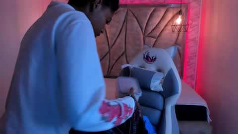   online show from February 19, 12:00 pm