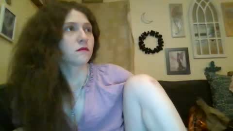 queencrimsonlvx online show from April 13, 8:15 am