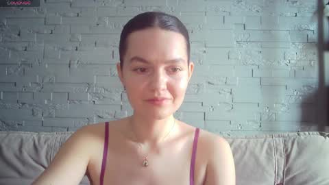 QueenOfModels online show from April 3, 6:00 am