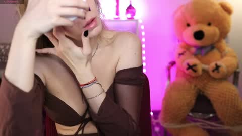 Nova Hollis online show from April 14, 3:50 am