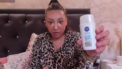 raelledarkstar online show from March 31, 9:09 am