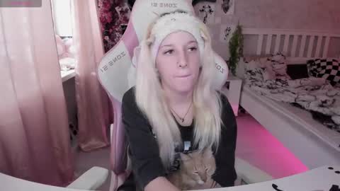 Snapshot of rapunzel_cute chatting on October 19, 1:35 pm Rapunzel online show from October 19, 1:35 pm