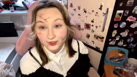 Snapshot of ravenamesbury chatting on October 31, 8:40 am Lilith online show from October 31, 8:40 am