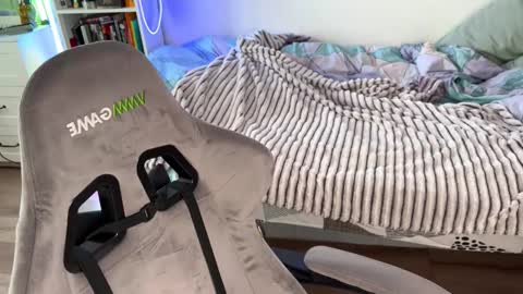   DianaBrite            fansl y online show from September 25, 1:10 pm