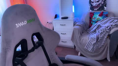   DianaBrite            fansl y online show from April 11, 11:14 am