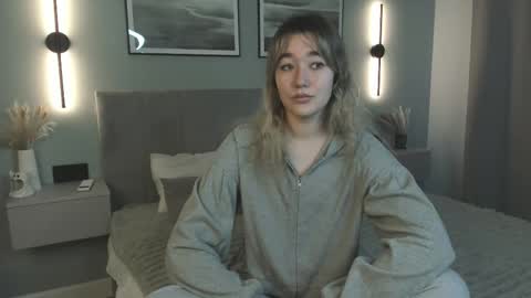 Mia online show from November 26, 7:20 am