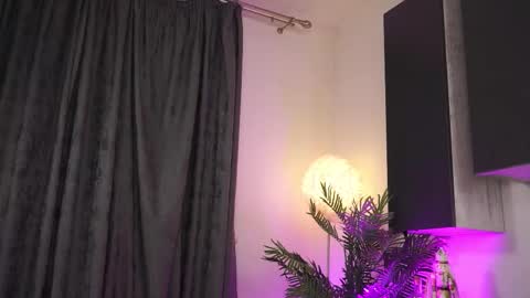 Snapshot of roshen_amira chatting on September 25, 11:57 pm Amii online show from September 25, 11:57 pm