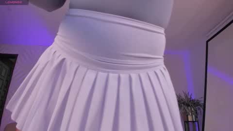 Roxanne Hill  online show from November 11, 12:02 pm