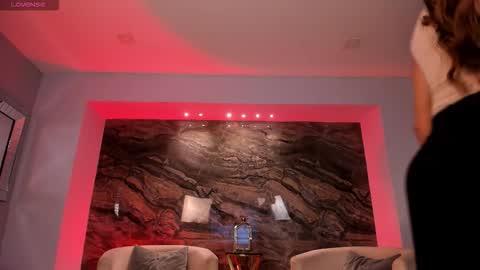 Roxanne Hill  online show from February 15, 12:04 pm