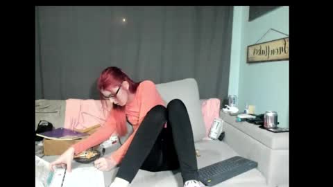 roxihazeleyes online show from February 24, 1:11 am