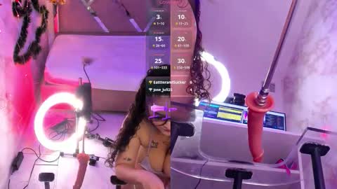 roxylicious_ online show from December 15, 1:27 pm