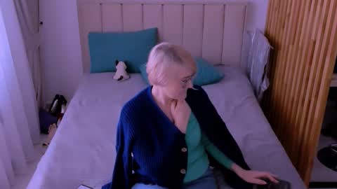 Sabrina MacMarren online show from March 7, 11:28 am