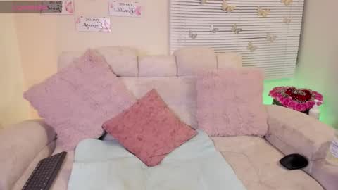 Sara Crowe online show from November 18, 5:19 am