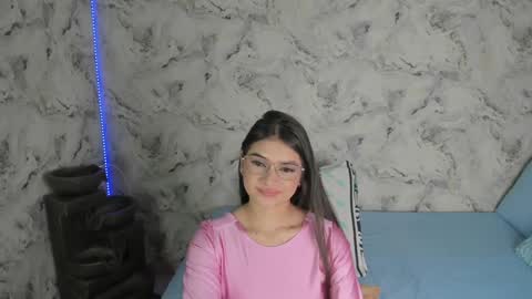 Snapshot of sara_fernandezz chatting on December 23, 7:06 am sara online show from December 23, 7:06 am