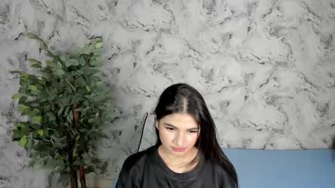 Snapshot of sara_fernandezz chatting on February 9, 6:43 am sara online show from February 9, 6:43 am