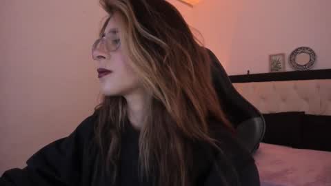 sara_roades online show from December 13, 10:05 pm