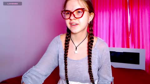 Snapshot of sarah_hs chatting on December 11, 5:10 am Sarah online show from December 11, 5:10 am