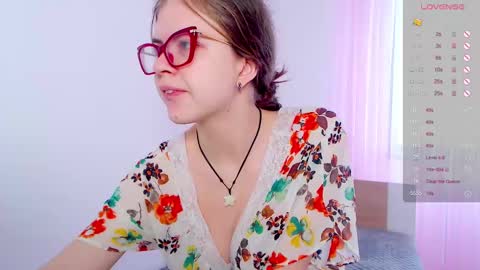 Snapshot of sarah_hs chatting on March 3, 7:59 am Sarah online show from March 3, 7:59 am