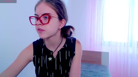 Snapshot of sarah_hs chatting on February 28, 8:31 am Sarah online show from February 28, 8:31 am