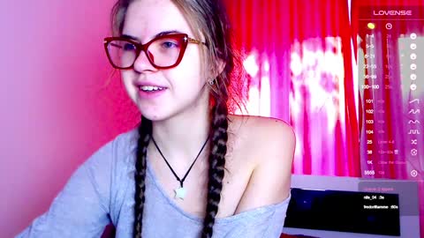 Snapshot of sarah_hs chatting on December 13, 7:48 am Sarah online show from December 13, 7:48 am