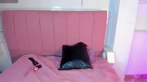 Sarahnovoa  online show from November 30, 10:25 pm