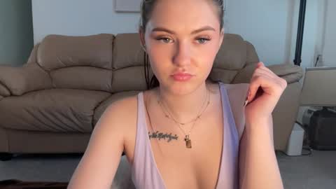 SarahxOliver online show from February 17, 6:40 pm