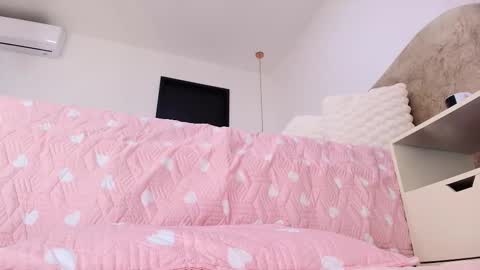 Sara  online show from November 6, 12:00 pm