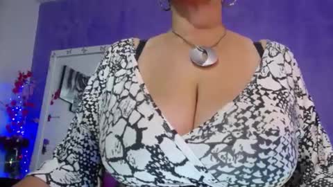 Snapshot of sarasmith2 chatting on October 7, 12:37 am sara online show from October 7, 12:37 am