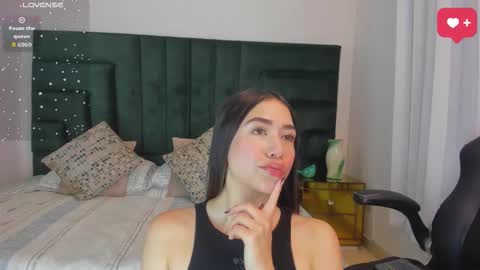 Snapshot of sarawagner_ chatting on October 22, 1:32 am online show from October 22, 1:32 am